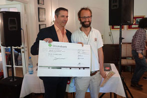 David Sumerer (rechts) herhält das Preisgeld. Foto: J. Warmers