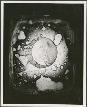 Spiegelverkehrte Daguerreotypie des Mondes am 26. März 1840 von John William Draper von seinem Observatorium in New York aus. Heute wird es im New York Archiv aufbewahrt.