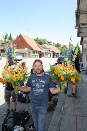 Philipp Heuberger mit den Turnfest "Hornträger" Gestecken welche wir jedes Jahr für den TV Bözen machen dürfen