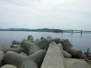 角島　中道の波止と角島大橋