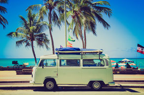 VW T2 Bus mit Surfbrettern vor Strand