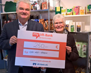 Richard Pfannmüller,  1. Vorsitzender Gartenbauverein und  Margit Scherer-Lange,  2. Vorsitzende Eine Welt-Verein.