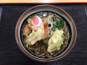 今日のランチは天ぷらそば