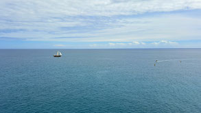 Blauer Himmel, Meer und Segelboot