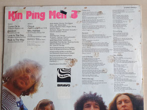 Vielen bräunlichen Flecken verteilt auf der Cover-Rückseite, Album: "Kin Ping Meh - 3" (1st, GER 1973)