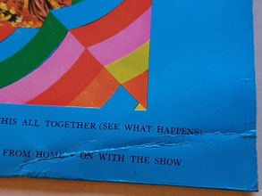 Kräftiger Knick am unteren, rechten Coverrand; Album: "The Rolling Stones – Their Satanic Majesties Request" (ISR 1967)