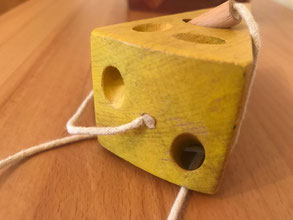 Wooden Cheese Fädelspiel Käse