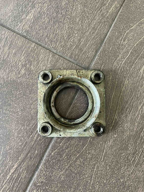 Halteblech filzdichtung Steckachse aussen komplett GAZ 24/24-10 Wolga. Retaining plate with felt ring half shaft GAS 24/2410. Пластина крепления подшипника полуоси заднего моста ГАЗ-24 Волга.  12-2403086
