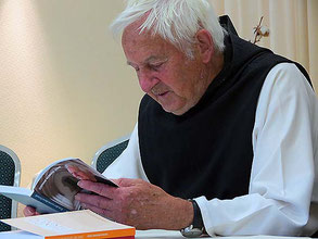 Pater Stephan bei einer Lesung in Minden 2019 (Bild: M. Ploszewska).