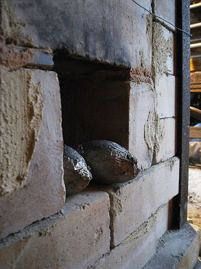 窯の煙道の「バカ穴」photo tetsuo