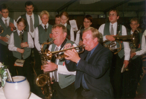 Werner Brand und Heinz Wachtmeister mit den Erler Jägern beim Schützenfest 1999