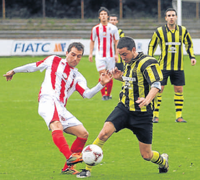 Germán Beltrán, máximo goleador del Laudio, en el partido de la primera vuelta disputado en Fadura. Foto: Mundo Deportivo.