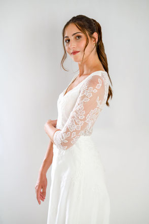 Robe de mariée en dentelle rebrodée