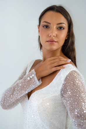 Robe de mariée simple et paillettes