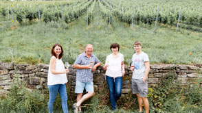 Familie Schäfer im Weinberg • Schäfers Weingut