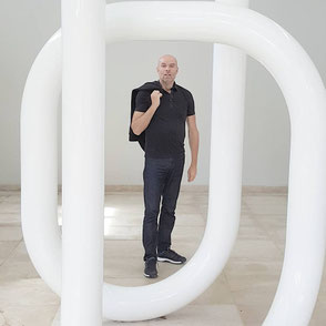 Conrad van Tiggelen, Dutch artist inspired by the sea, landscapes and recycled materials