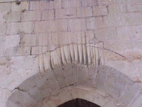 traces des cordes des cloches sur le haut de l'intérieur du porche d'entrée