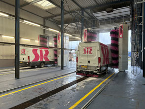 bussen rijden door wasstraat