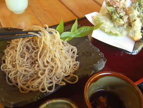 天ざる(山の幸)は1340円。山菜の天ぷらも美味