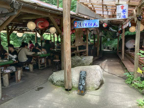 滝茶屋の中を抜けて釜ヶ滝へ。渓流からの冷気でこの辺りからもう涼しい