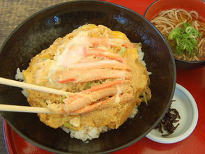 東尋坊で昼食。かに玉丼(1350円)など、海鮮物がうまい