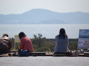 三河湾を眺めながら、ラグーナの湯の足湯でまったり