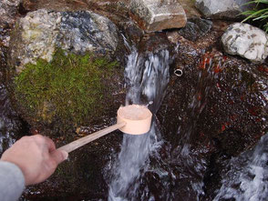 養老神社の菊水泉の水。飲んでみるのは自己責任で