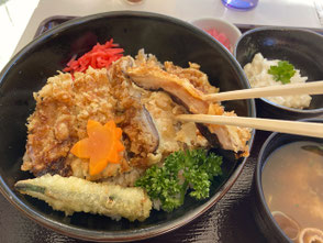 境内にある秋葉茶屋の名物、大しいたけ天丼(1350円)で昼食。肉厚のしいたけの天ぷらと甘辛いタレが美味しい