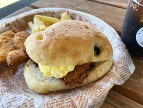 道の駅 恐竜渓谷かつやまのラプトルバーガーセット(1200円)。恐竜に見える?