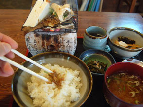 合掌造りの食事処でほう葉みそ定食(1300円)をいただく