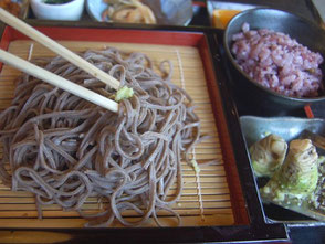 生わさびをすり下ろしてざるそば定食(950円)をいただく