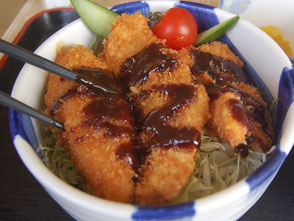 ままずフライ丼。淡白なナマズのフライは変なクセ無し