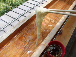 不動滝入口の食事処で流しそうめんを・・・という手もある