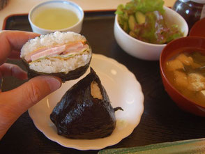 おにぎらず、おにぎり、サラダ、各100円ナリ。棚田カフェで