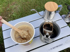 説明書を見ながらチェアとテーブルを組み立て、湯を沸かし、コーヒーを淹れる。カレーメシもうまし