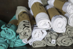T-Shirts stylisch verpackt. Bio packing mit Papier.