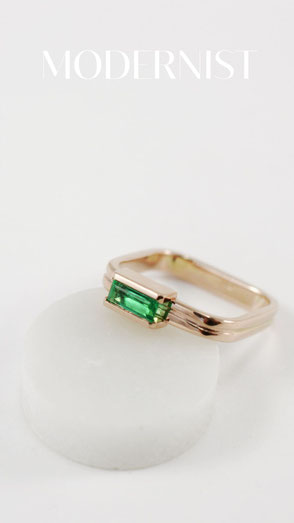 collection  modernist bague en or rose et émeraude