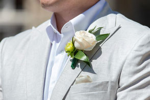 Boutonnière cinéraire, chardon et delphinium