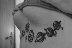 Cego Tattoos Studio in Portimão,Algarve,Portugal mit Planeten vom Universum an der Brust der Frau.