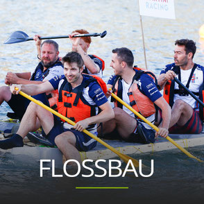 Eine Gruppe paddelt auf einem selbst gebauten Floß, Schriftzug: FLOSSBAU