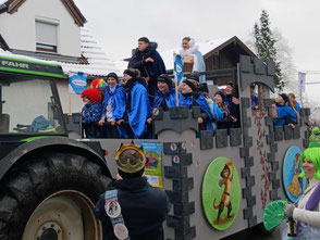Faschingsumzug Bad Aibling, Kindergarde auf Faschingswagen