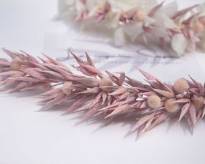 Longue barrette pour la mariée, faite main en France avec de vraies fleurs naturelles stabilisées. Création de La cinquième saison dans les teintes de rose doux, rose blush.
