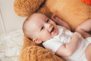 Baby bekommt Vitamin D in Kinderarztpraxis Gauting.