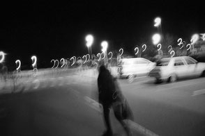 jerome devismes. une promenade sur un parking la nuit à Biarritz