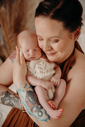 Mutter kuschelt mit Baby_ Babyfoto_Babyfotografie