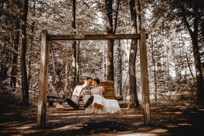 Brautpaar sitzt auf der Schaukel_Hochzeitsfoto_Wingst