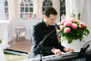 Cérémonie laïque de mariage animée par un duo chanteuse et pianiste en Normandie, moment d'émotion intense près de Deauville dans le Calvados.
