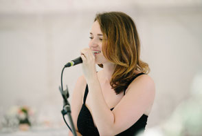 Duo chanteuse pianiste sublimant une cérémonie laïque en extérieur lors d’un mariage à Granville ou Avranches dans la Manche.
