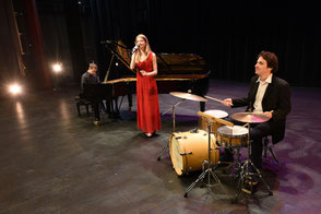 Cocktail de mariage animé en style chanson française et pop lounge à Cherbourg-en-Cotentin, avec options saxophone ou percussions.