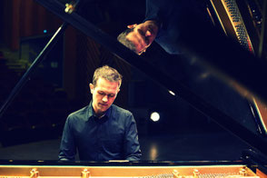 chanteuse & pianiste pour événement dans l'ouest de la France • chanteurs musiciens orchestre groupe de musique pop variété jazz • artistes Evreux Bernay Les Andelys  EURE 27 NORMANDIE & Paris